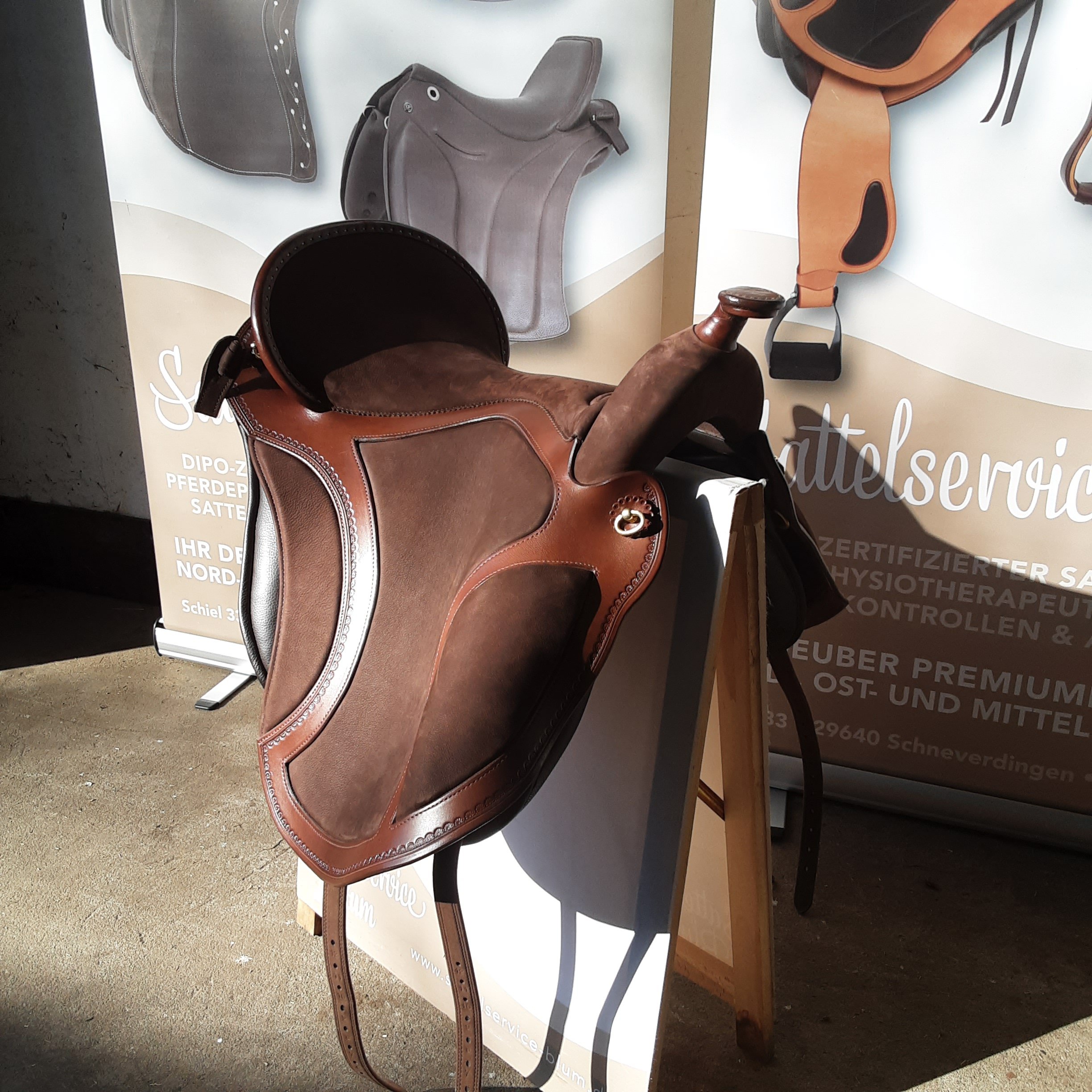 Deuber Sattel "El Campo Western" S3 Havanna Braun Nubuk Messing Bordertooling – Bild 2