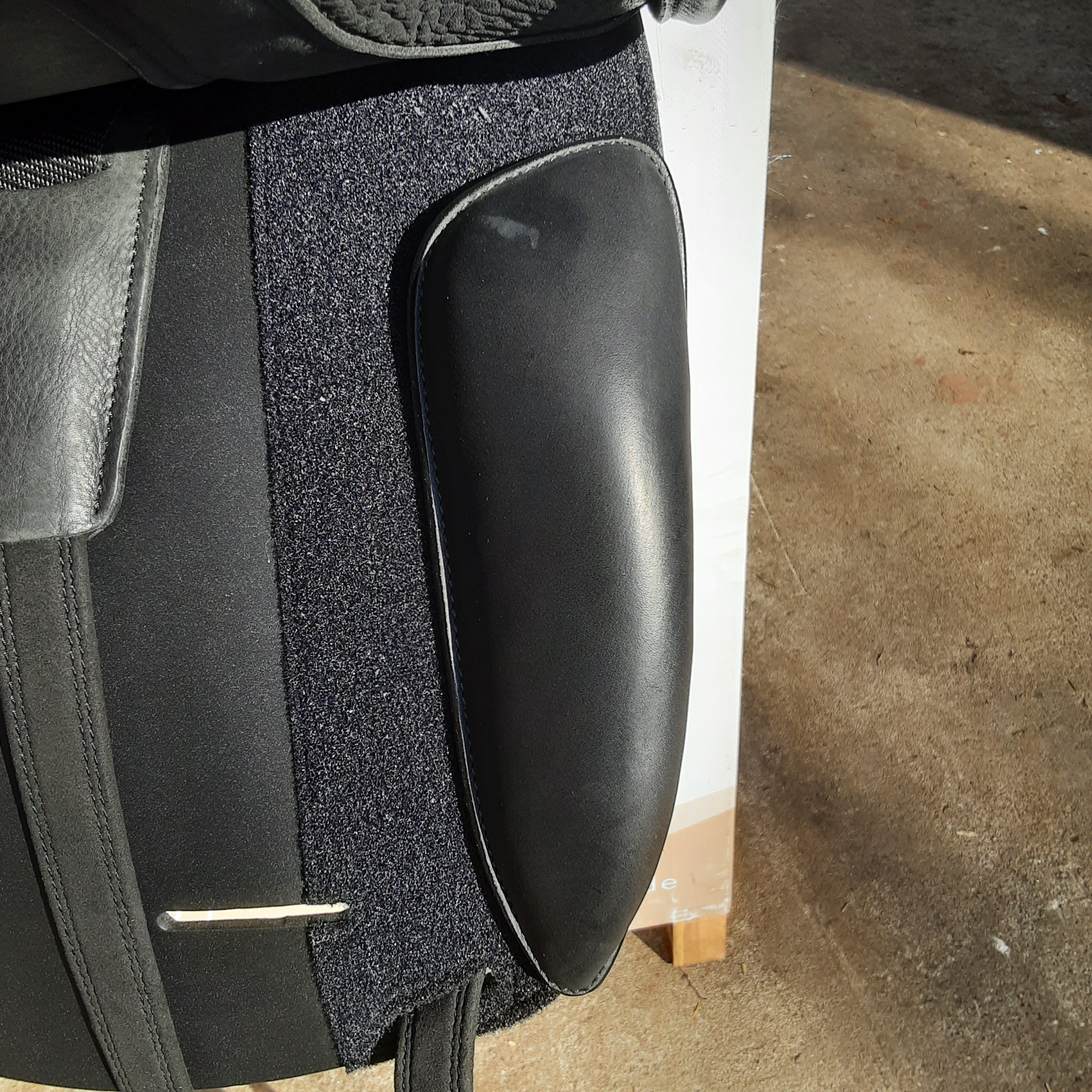 Deuber Sattel "Classic Dressage" 17,5 Zoll Schwarz Silber – Bild 5